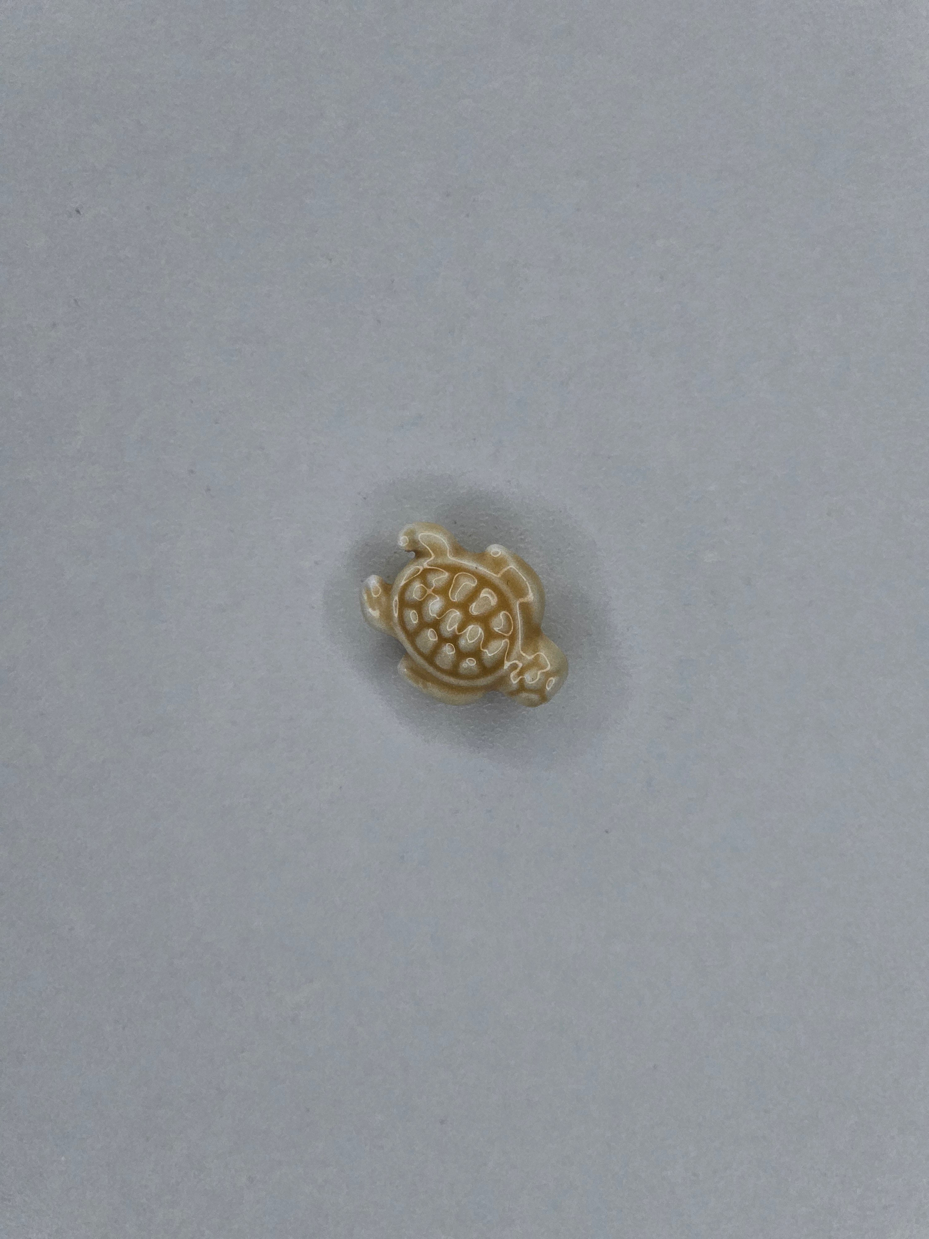 Pendentif tortue céramique beige