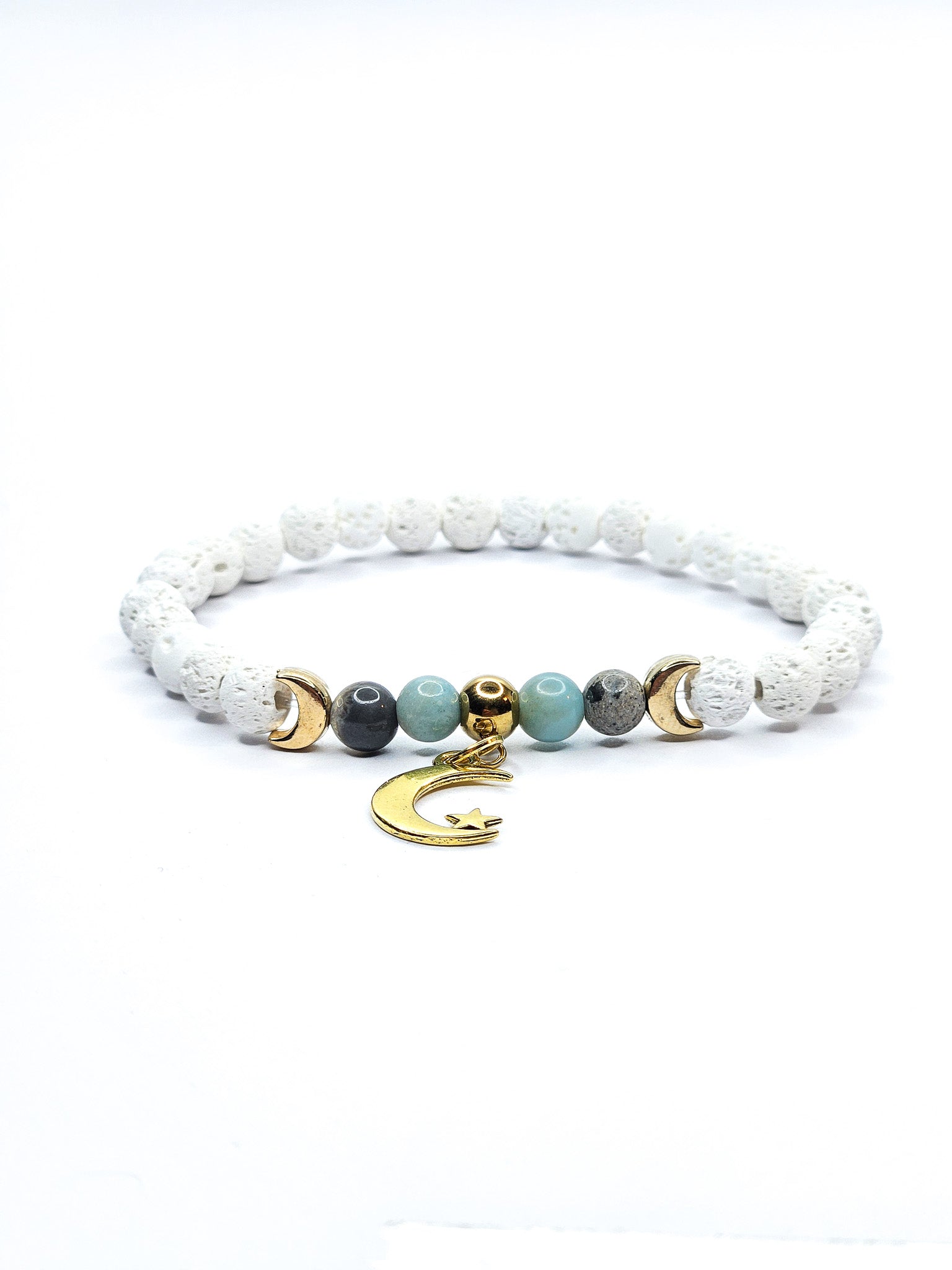 Bracelet • Amazonite multicolore & Pierre de lave blanche (6 mm) avec pendentif et perles dorés "Lune"