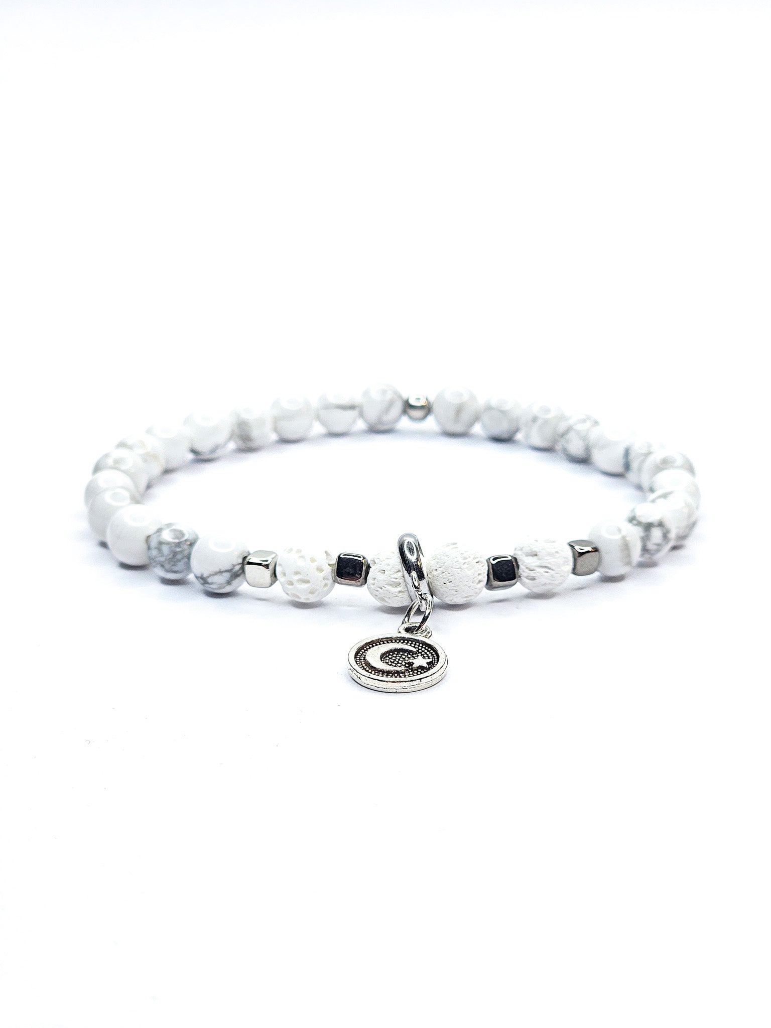 Bracelet • Howlite blanche & Pierre de lave blanche (6 mm) avec pendentif "Lune et étoile"