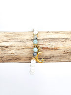 Bracelet • Amazonite multicolore & Pierre de lave blanche (6 mm) avec pendentif et perles dorés "Lune"