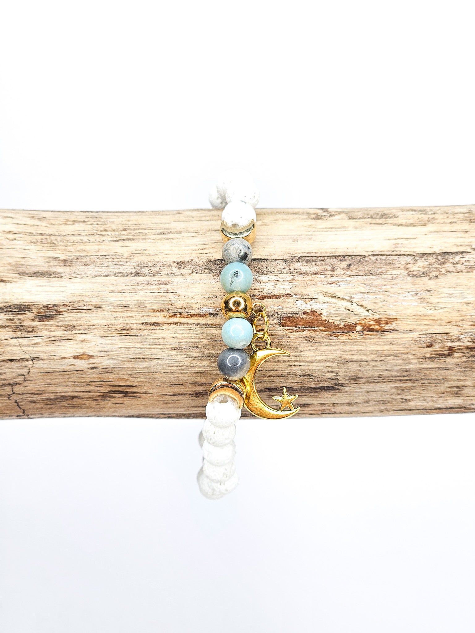 Bracelet • Amazonite multicolore & Pierre de lave blanche (6 mm) avec pendentif et perles dorés "Lune"