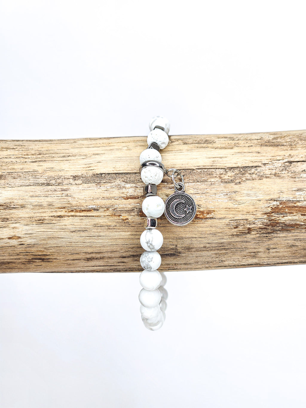 Bracelet • Howlite blanche & Pierre de lave blanche (6 mm) avec pendentif "Lune et étoile"